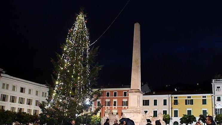 Si accendono le luci: a Massa è Natale