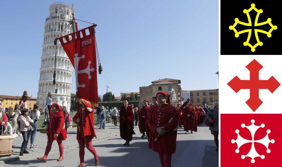 Le celebrazioni del Capodanno Pisano con il corteo aperto dalla bandiera pisana e accanto le croci bosonide, quella senza pomi e quella pisana