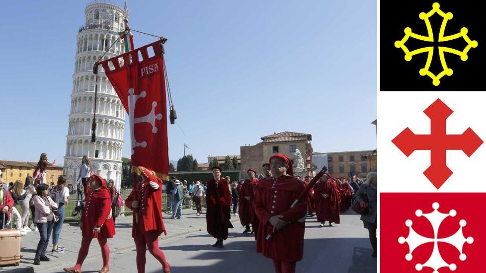 Le celebrazioni del Capodanno Pisano con il corteo aperto dalla bandiera pisana e accanto le croci bosonide, quella senza pomi e quella pisana