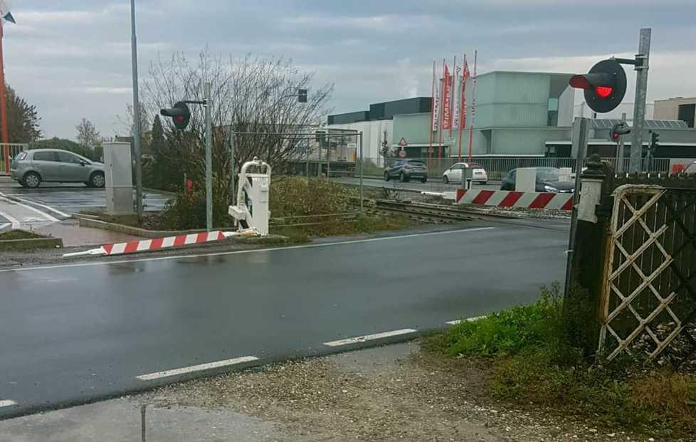 La sbarra rotta del casello ferroviario in via Chiesa a Brescello