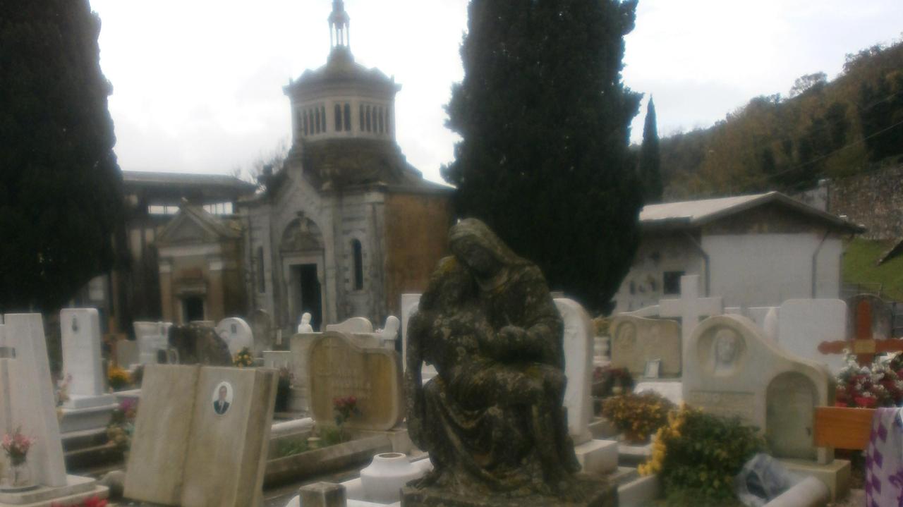 La statua "La Pietà" al cimitero di Fossola