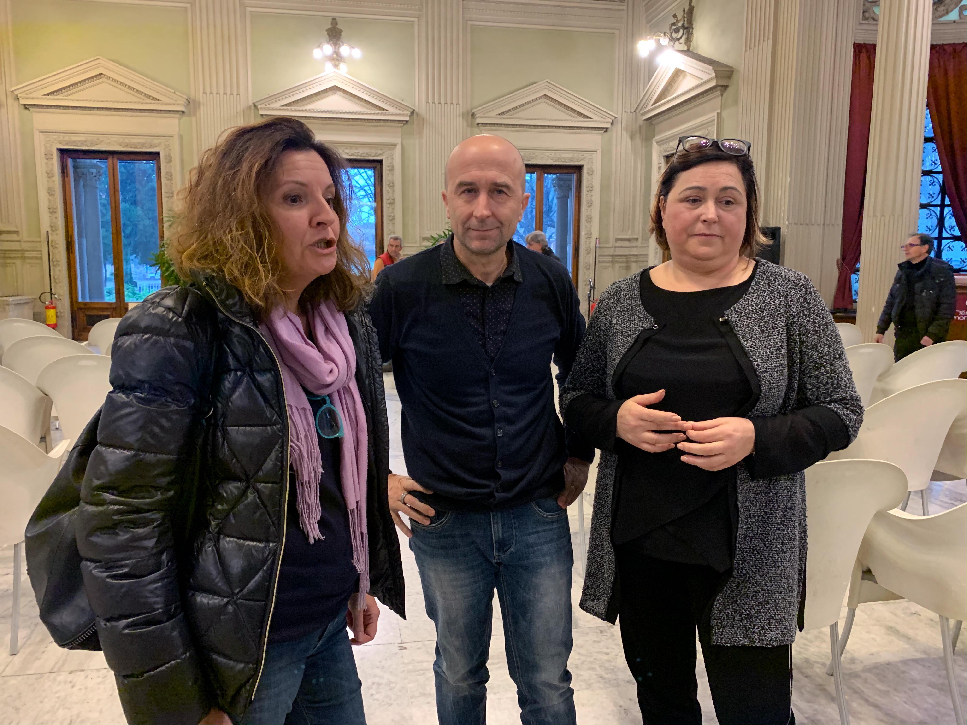 I sindacalisti di Cgil, Cisl e Uil al termine dell'assemblea (Foto Nucci)
