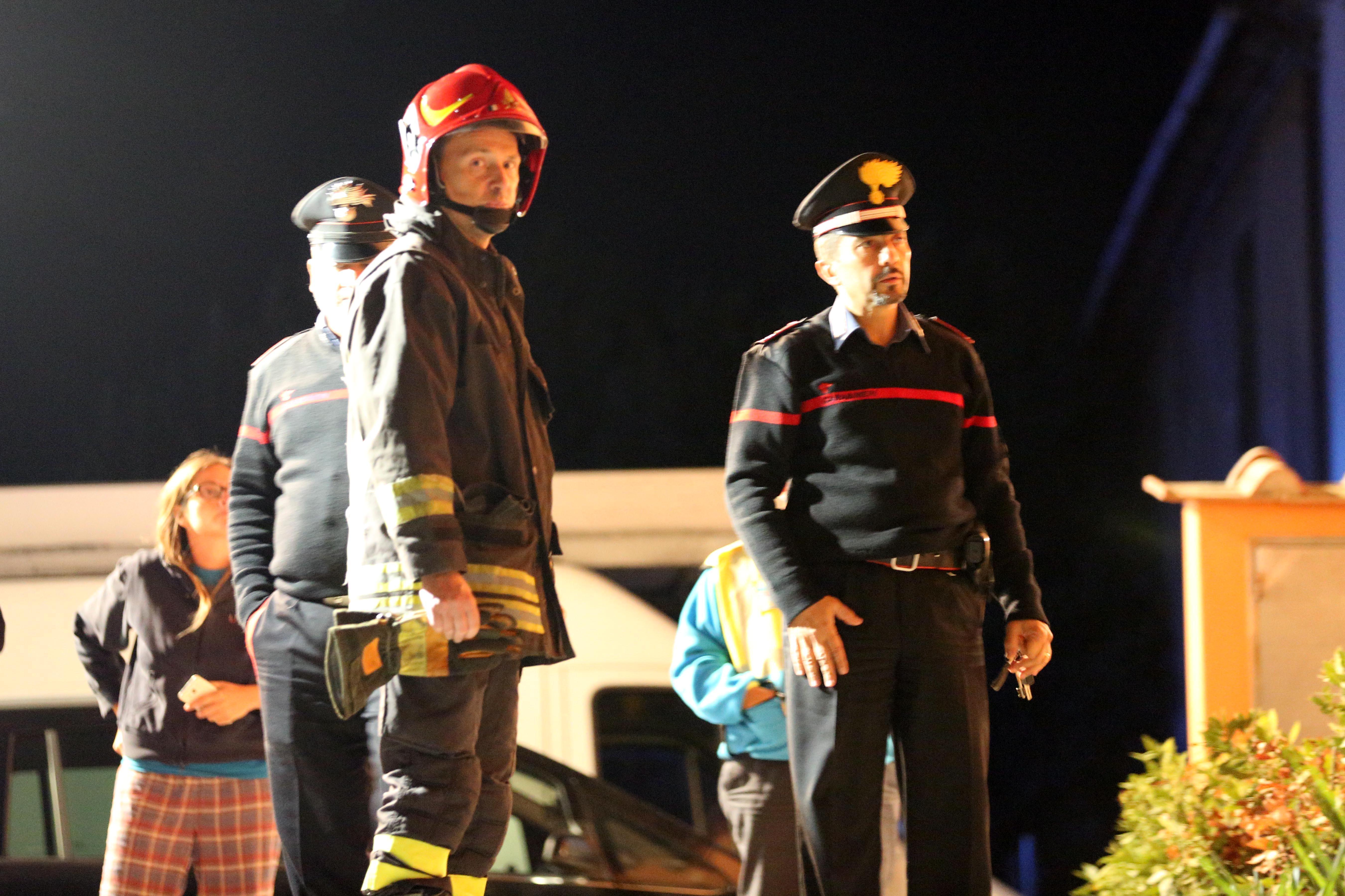 Un intervento di vigili del fuoco e carabinieri (foto d'archivio)