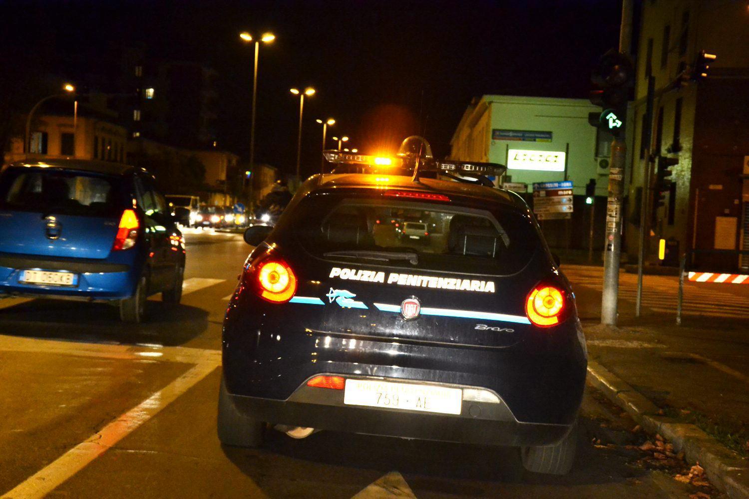 Un'auto della polizia penitenziaria (foto d'archivio)