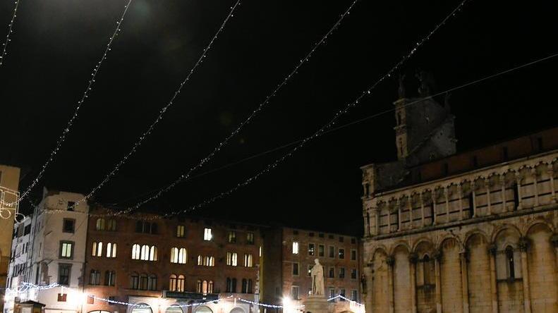 Un fulmine mette fuori uso parte delle luci di Natale