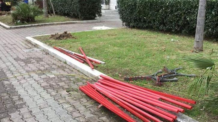 Distrutta dai vandali la panchina rossa di piazza Garibaldi