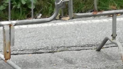 Frana mai riparata in via dell’Acquacalda «Dovete intervenire»