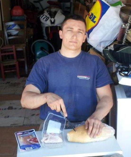Esplode il serbatoio della moto nel garage Muore durante la corsa in ambulanza 