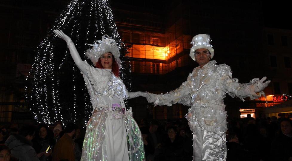 Luminarie e albero Si accende il Natale