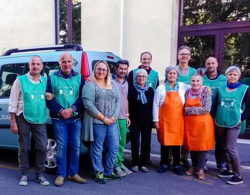 Sfilano il pane dal sacco e dicono “Grazie, grazie”. Poi scappano via