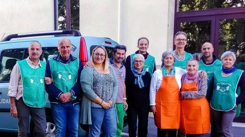 Sfilano il pane dal sacco e dicono “Grazie, grazie”. Poi scappano via