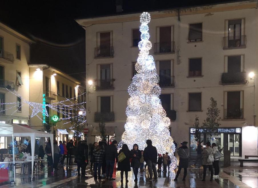 Natale con... imprevisto maxi-albero fa i capricci alla cerimonia con Giani