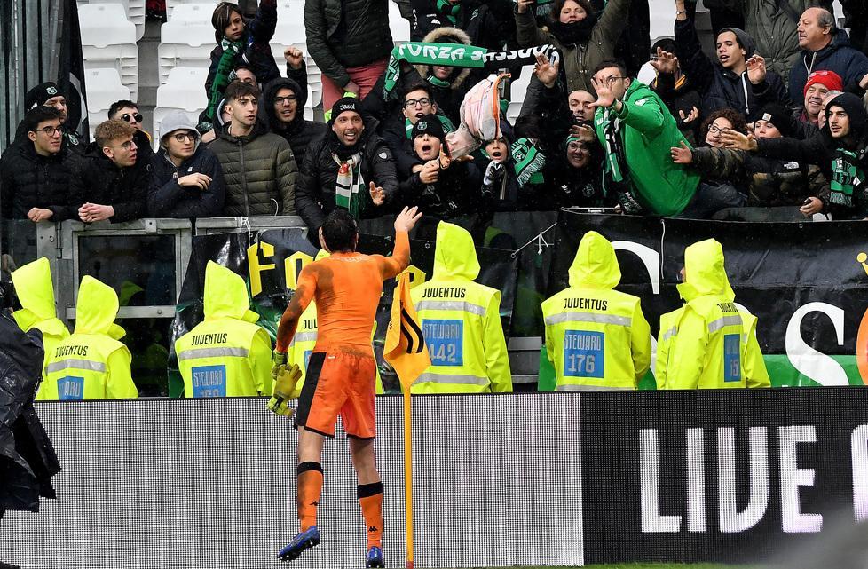Per i 377 tifosi del Sassuolo festa grande sotto l’acqua