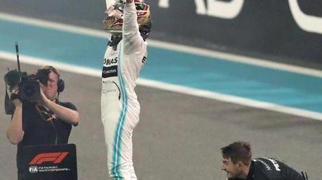 Hamilton il cannibale Anche ad Abu Dhabi la legge del più forte Verstappen secondo