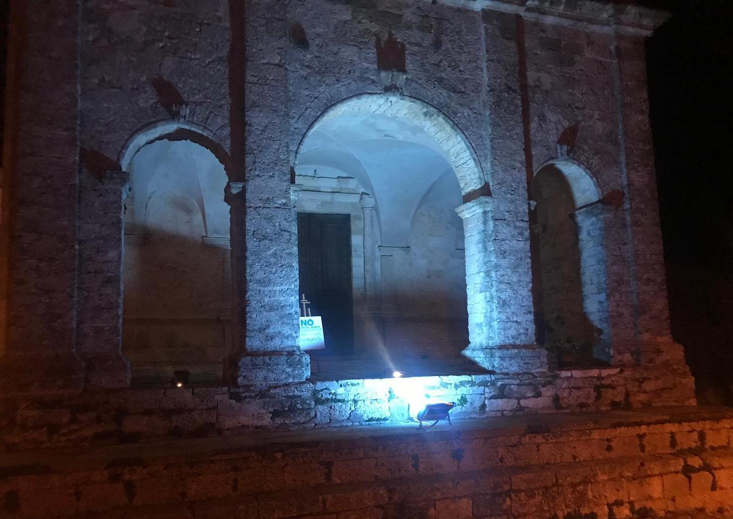 La chiesa si illumina di blu contro la pena di morte