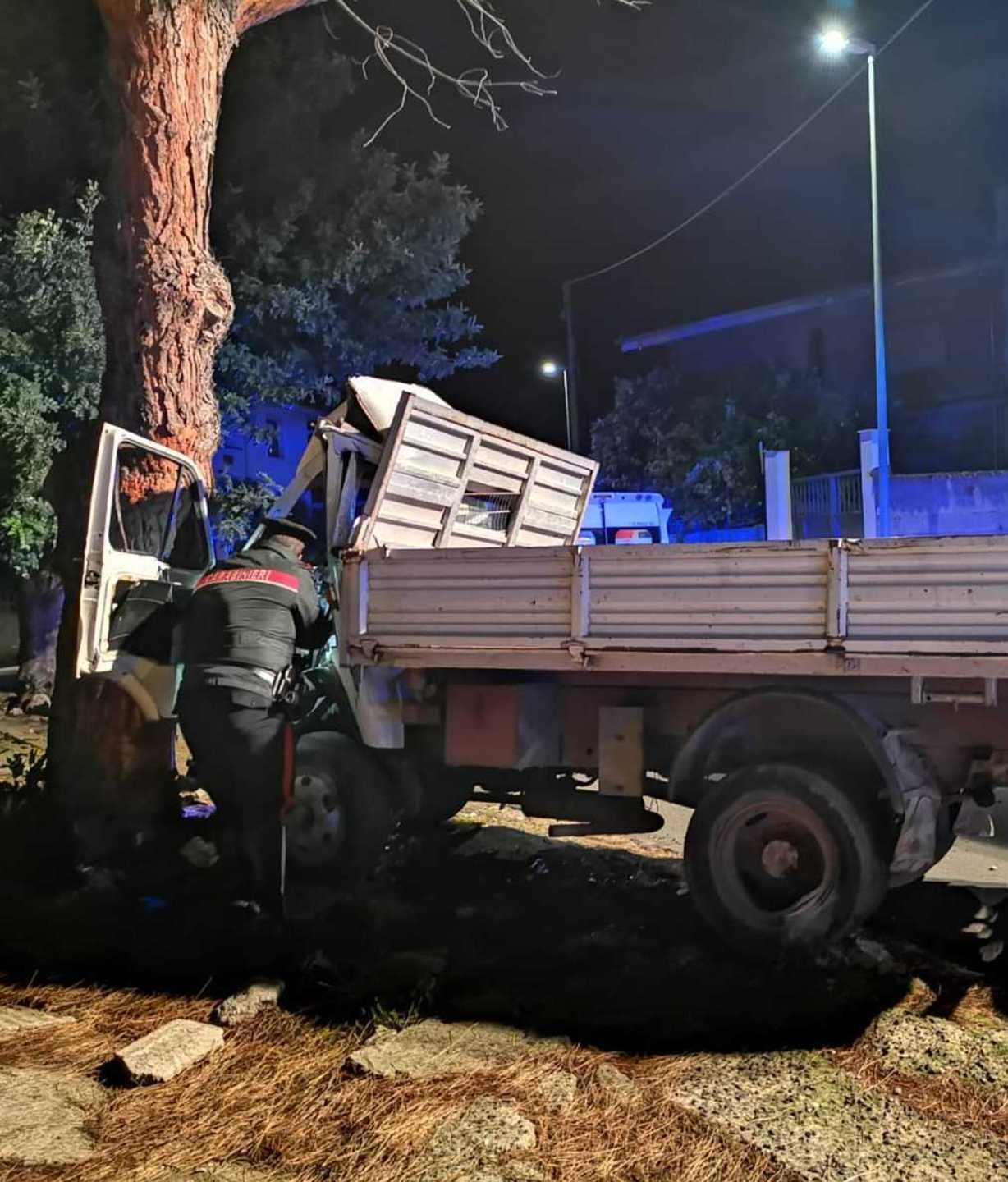 Evade dai domiciliari e si schianta su un pino gravissimo un 24enne