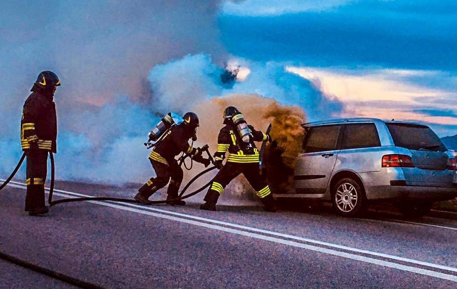 Auto in fiamme vicino all’ospedale 
