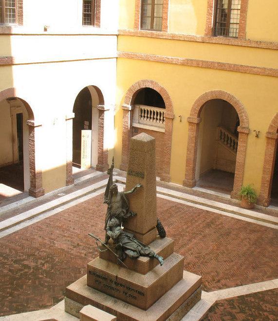 Il prof che elogia Hitler e l’ossessione contro gli ebrei: «Ma non sono un negazionista»