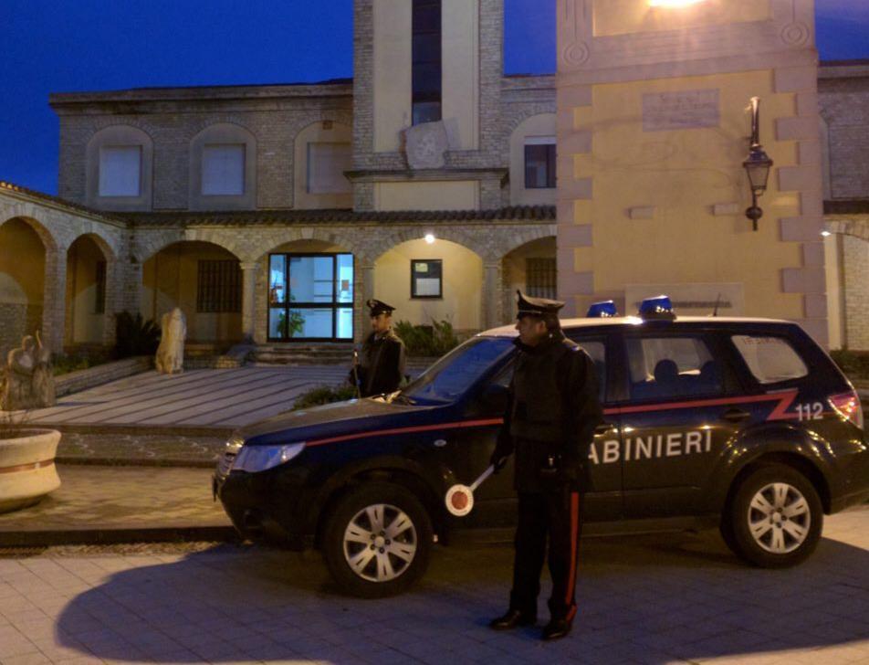 Furtei, picchia i genitori che gli negano i soldi per la droga, poi minaccia il suicidio 