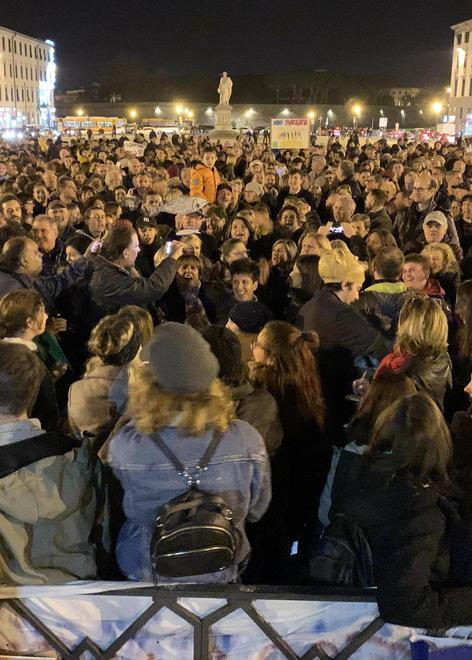 Massa, Confcommercio dice no alle Sardine in centro: «C'è lo shopping». La sinistra insorge: avete paura 