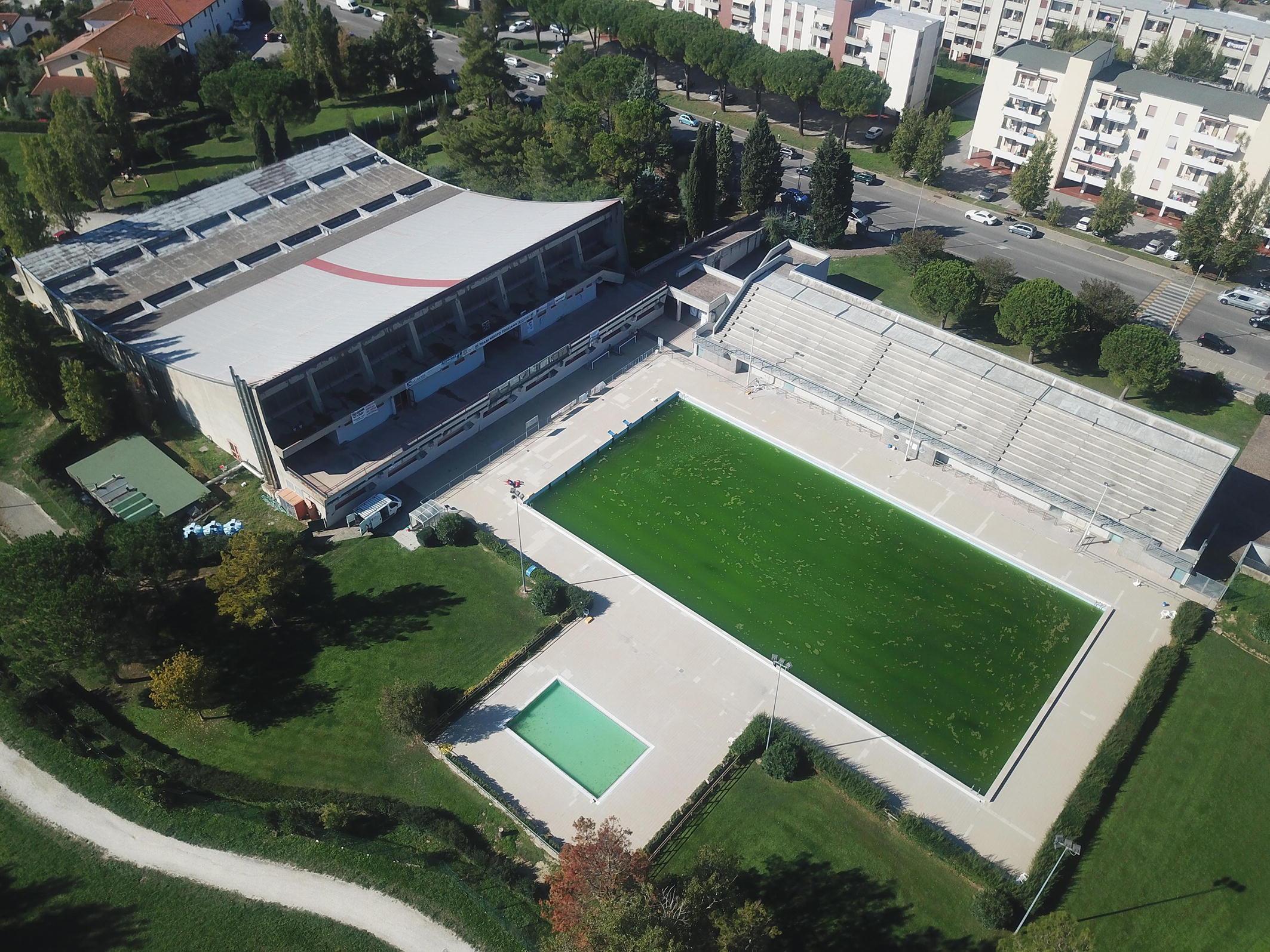 Una veduta aerea della piscina comunale di Empoli