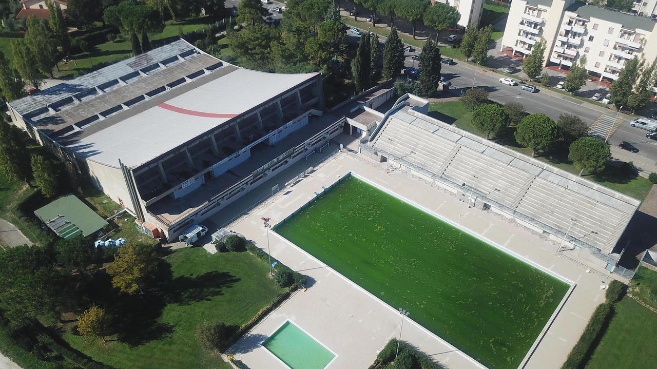 Una veduta aerea della piscina comunale di Empoli