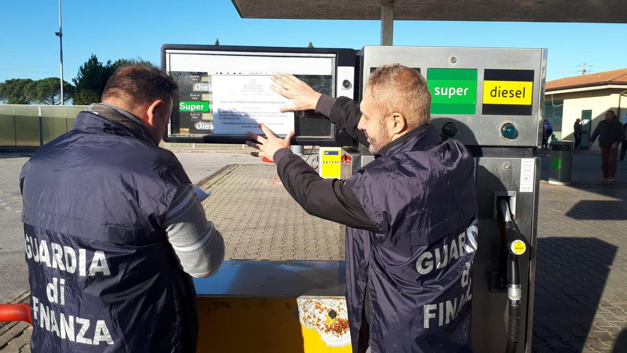 I finanzieri mentre appongono i sigilli al distributore sulla via Aurelia