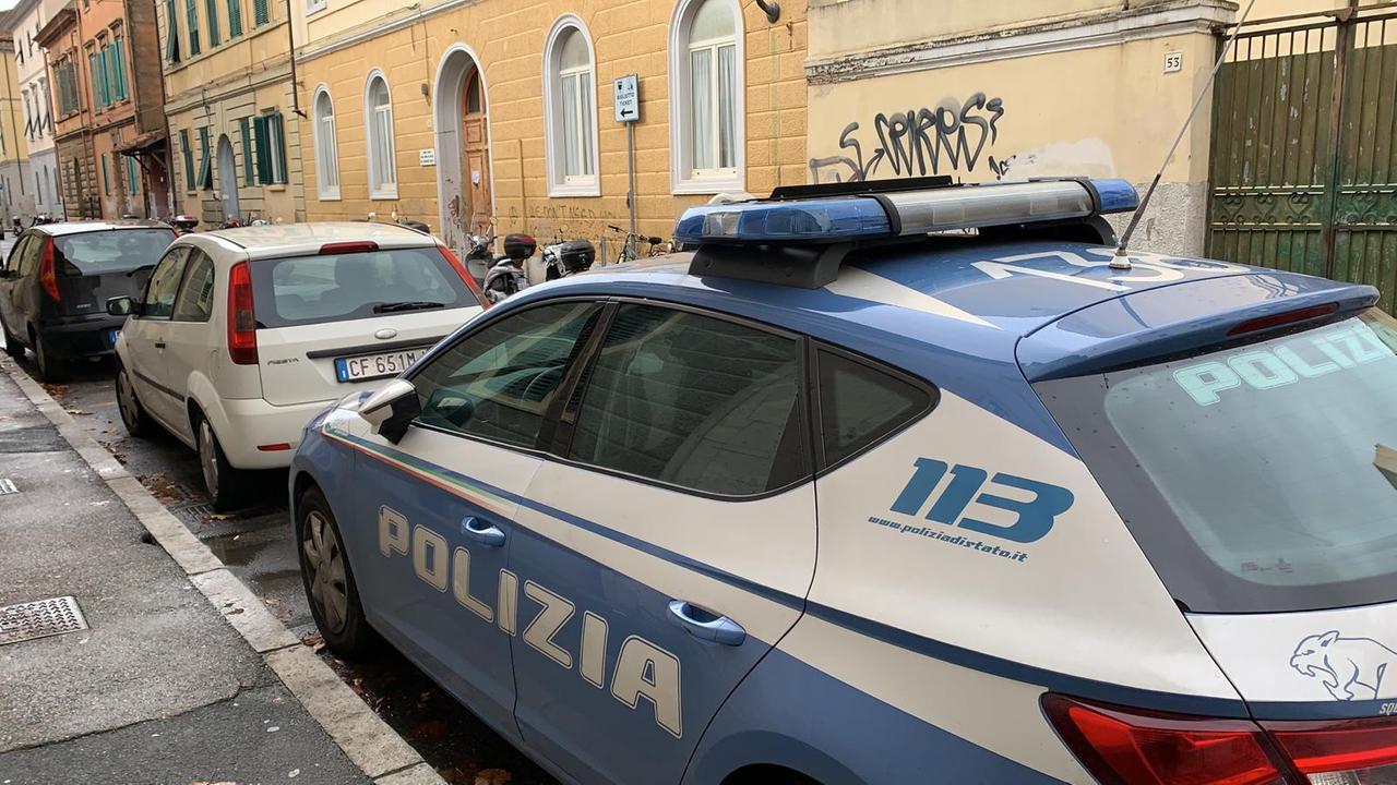 La volante della polizia di Stato fuori dalla scuola Gobetti (foto Riccardo Repetti/Pentafoto)