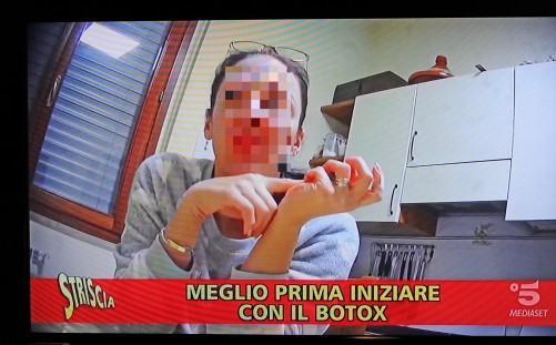 La 42enne di origini russe mentre, in pigiama, spiega, seduta al tavolo di cucina, le modalità che intende seguire per praticare le iniezioni alla finta cliente