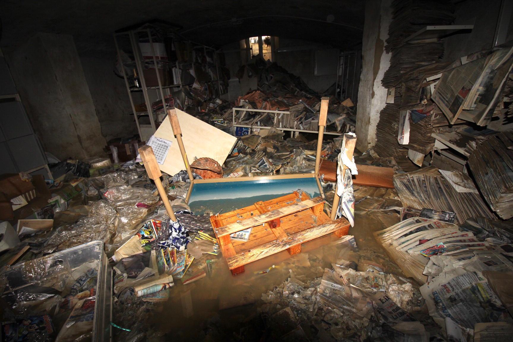 Un fiume di fango e acqua nella biblioteca comunale a Villa Giamari (foto Batavia)