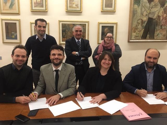 Il Comune di Prato e le  associazioni di categoria delle edicole pratesi hanno siglato un accordo per l’erogazione di nuovi servizi dell’amministrazione comunale presso le rivendite di giornali, ovvero i servizi dei circuiti T-Serve, T-Comunico, T-Certifico e T-Autorizzo