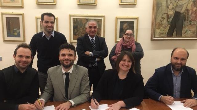 Il Comune di Prato e le associazioni di categoria delle edicole pratesi hanno siglato un accordo per l’erogazione di nuovi servizi dell’amministrazione comunale presso le rivendite di giornali, ovvero i servizi dei circuiti T-Serve, T-Comunico, T-Certifico e T-Autorizzo