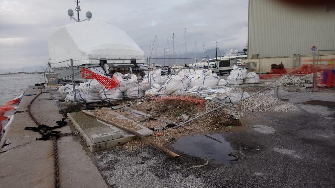 Oltre 150 ettari da bonificare in Versilia In cima alla lista discariche e distributori