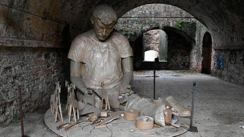 Danneggiata un’altra scultura di Cartasia: «Stiamo valutando se portarle via da qui»