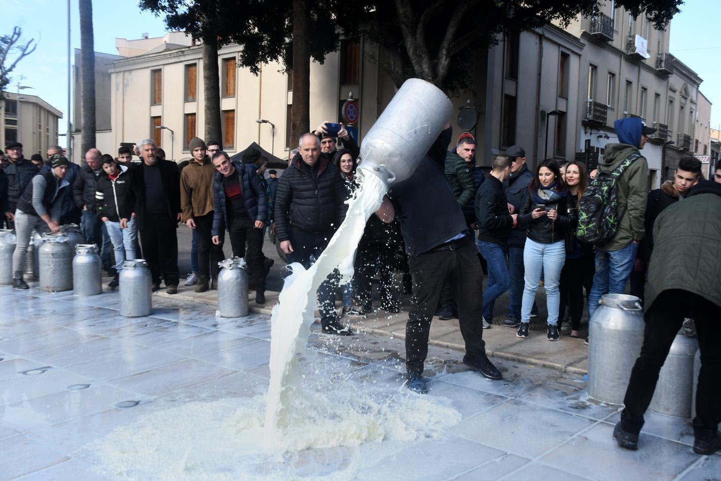 La protesta dei pastori a Oristano nel febbraio 2019 (foto Francesco Pinna)