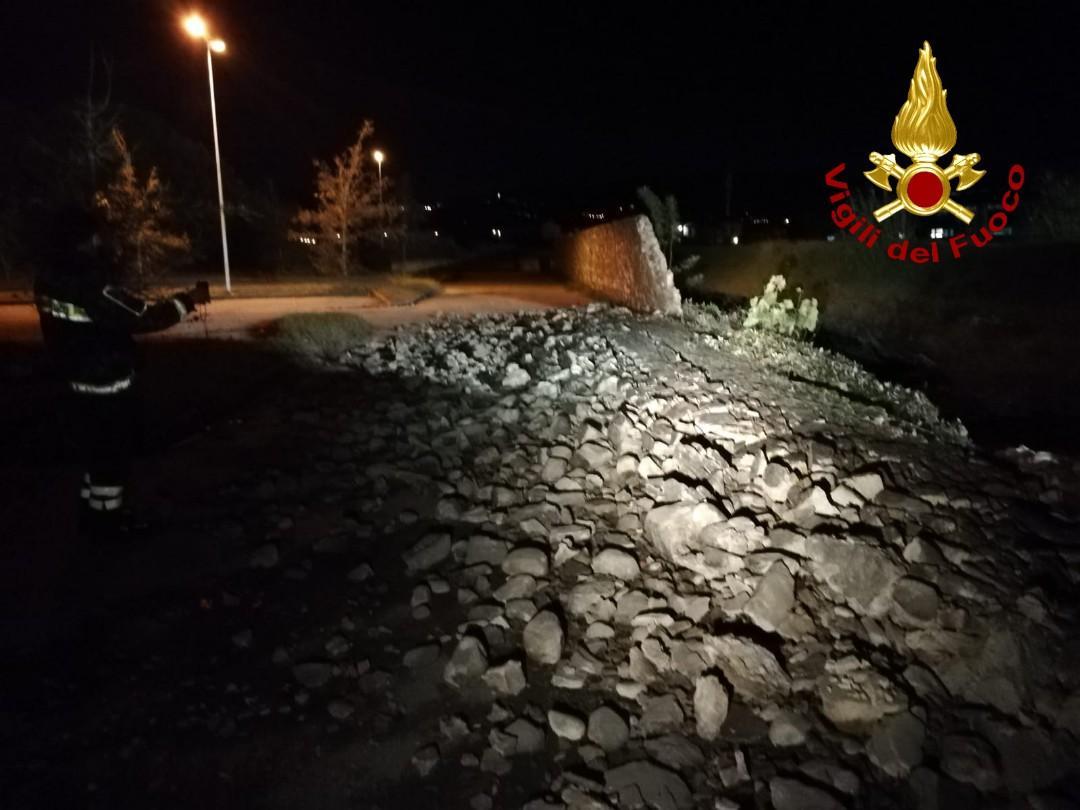 Il muro crollato alle Cascine di Tavola