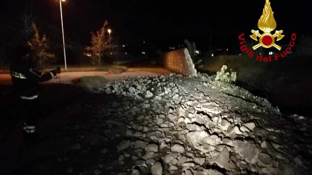 Il muro crollato alle Cascine di Tavola