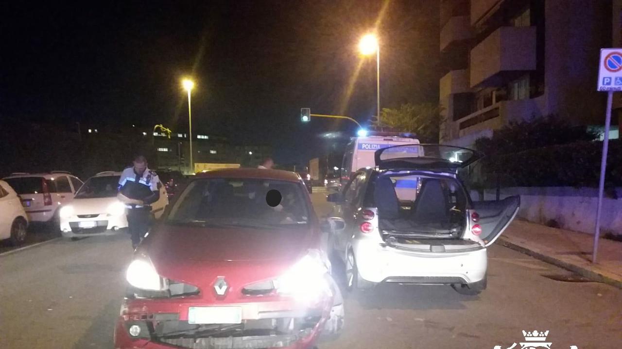 Cagliari, scontro frontale in città: una dei due conducenti era ubriaca