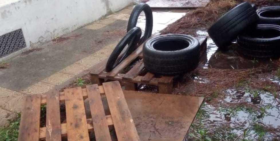 Caos a scuola: ingresso dal retro tra acqua e pancali 
