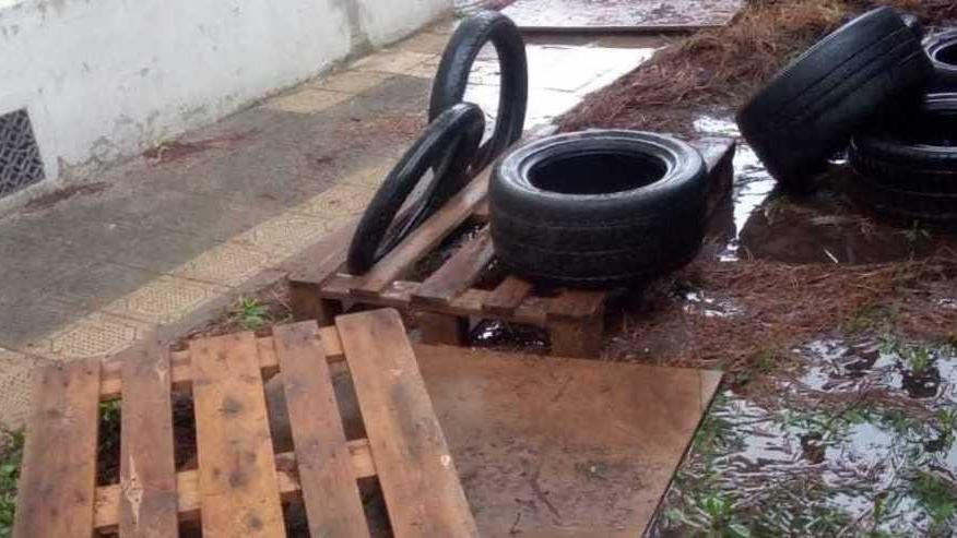 Caos a scuola: ingresso dal retro tra acqua e pancali