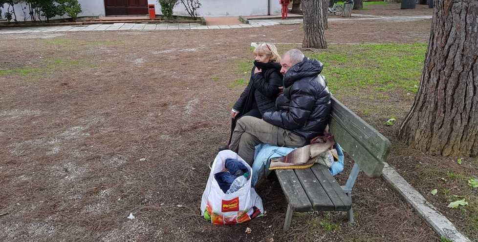 «Posso ospitarli in albergo» Ma loro rifiutano l’offerta 