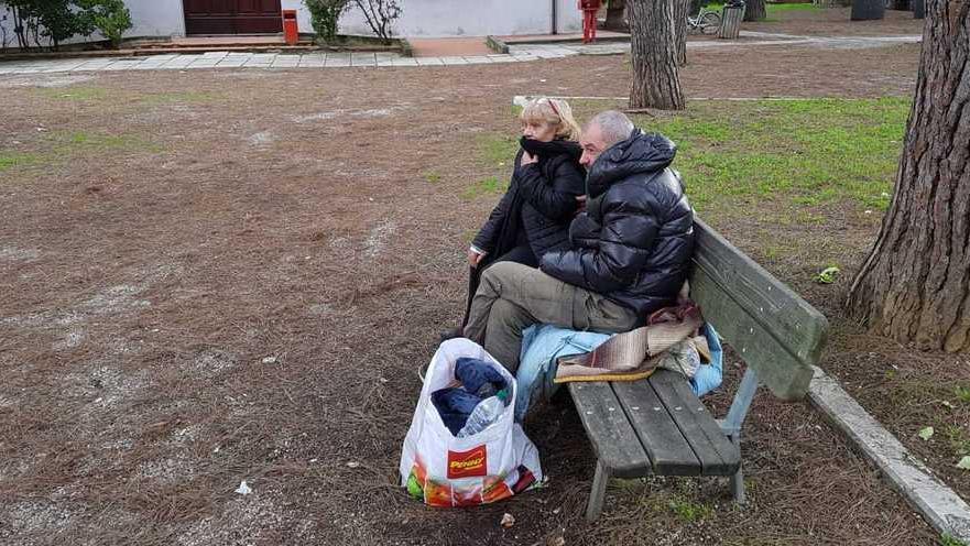 «Posso ospitarli in albergo» Ma loro rifiutano l’offerta