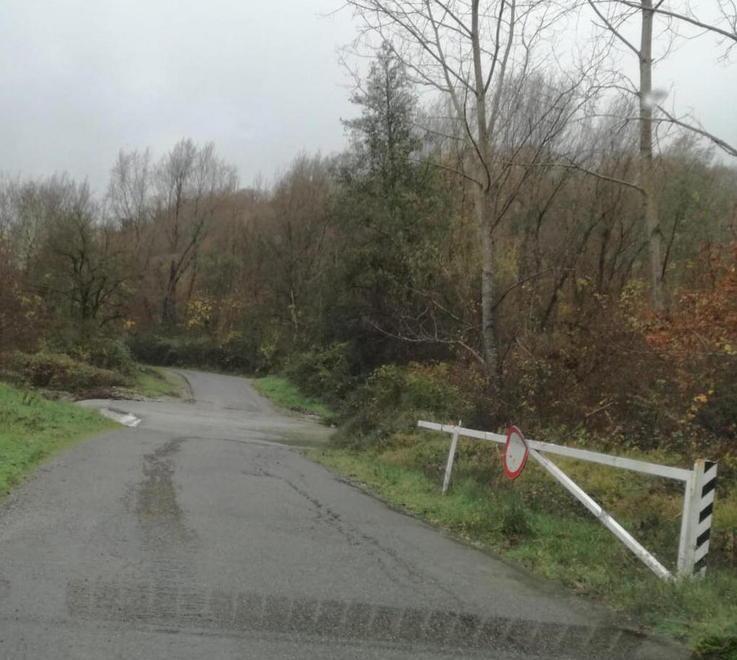 Strada chiusa per rischio alluvione C’è chi spacca le sbarre e passa 