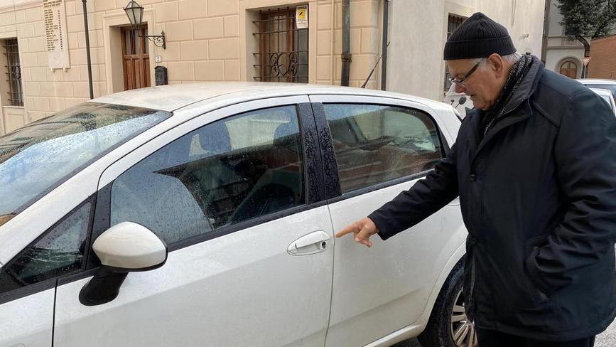 Forzata l’auto del parroco, ladri in cerca di spiccioli