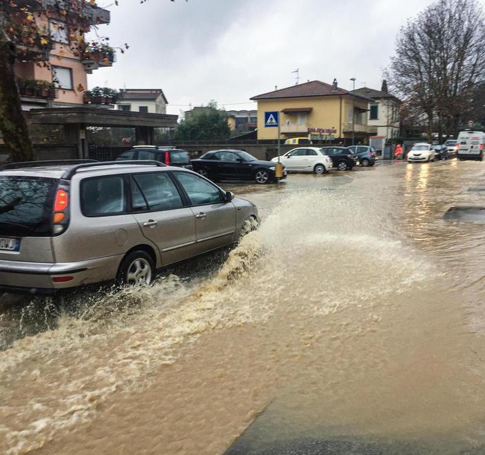 Via della Bandita impraticabile e una famiglia resta isolata 
