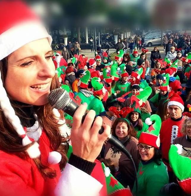 In strada vestiti da elfi, Babbo Natale o Befana