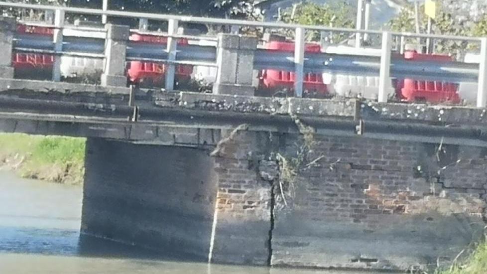 Crepe e danni al Pietropoli I residenti: serve un nuovo ponte