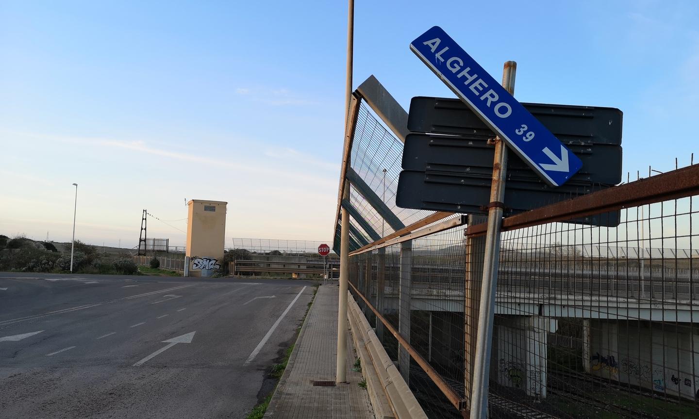 Segnali stradali girati dal vento