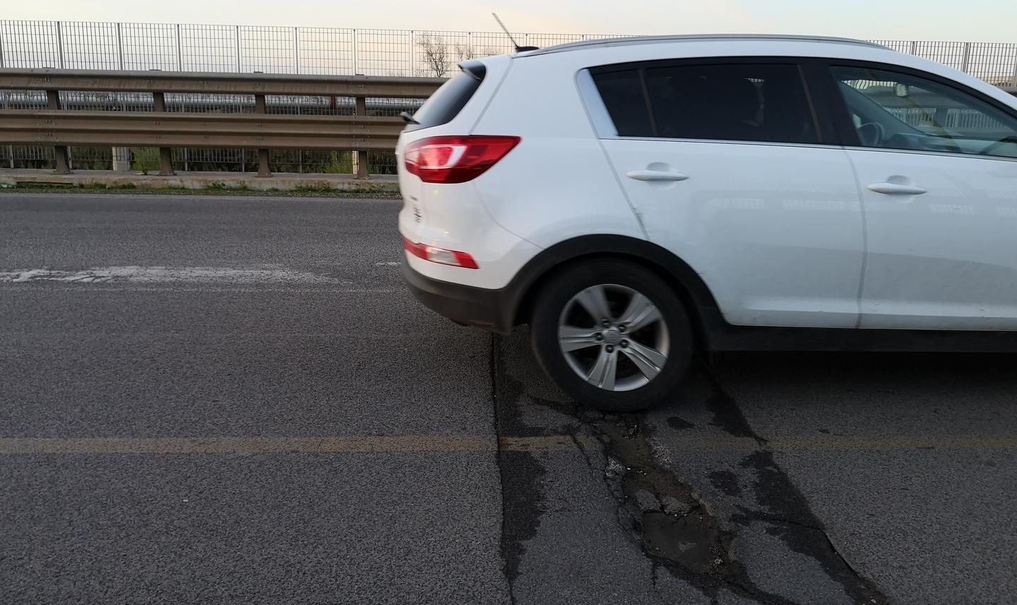 Una pericolosa trincea si allarga nel mezzo di Ponte Colombo
