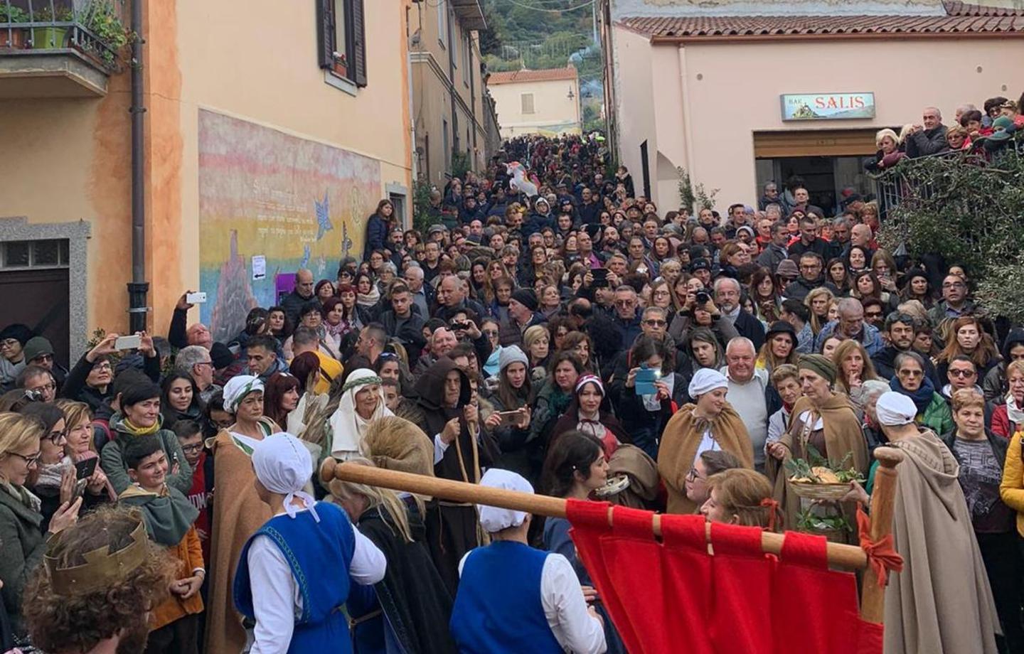 Una folla a Prendas de Adelasia 